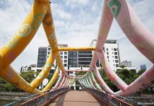 Bridges Over The Singapore River: A Singapore Story