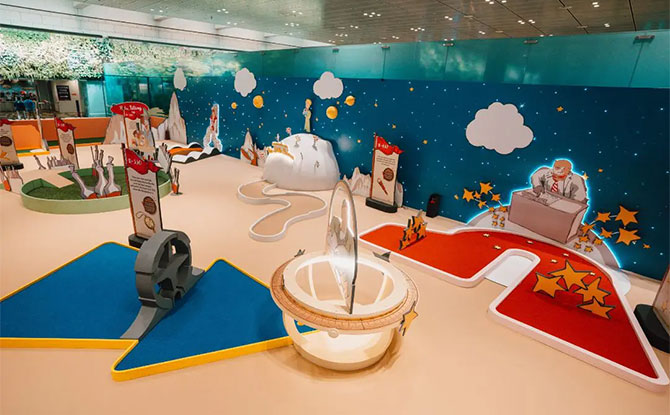 Starry Mini Golf: 7-Hole Course at Changi Airport Terminal 3, Departure Hall