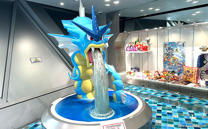 Gyarados doing the “Merlion”